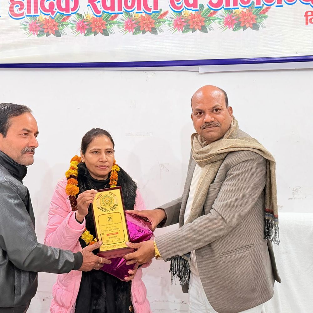 गोला खेल महोत्सव प्रभारियों का सम्मान:पालिकाध्यक्ष विजय शुक्ला रिंकू ने स्मृति चिन्ह भेंट किए, कठिन परिश्रम से सफल हुआ आयोजन