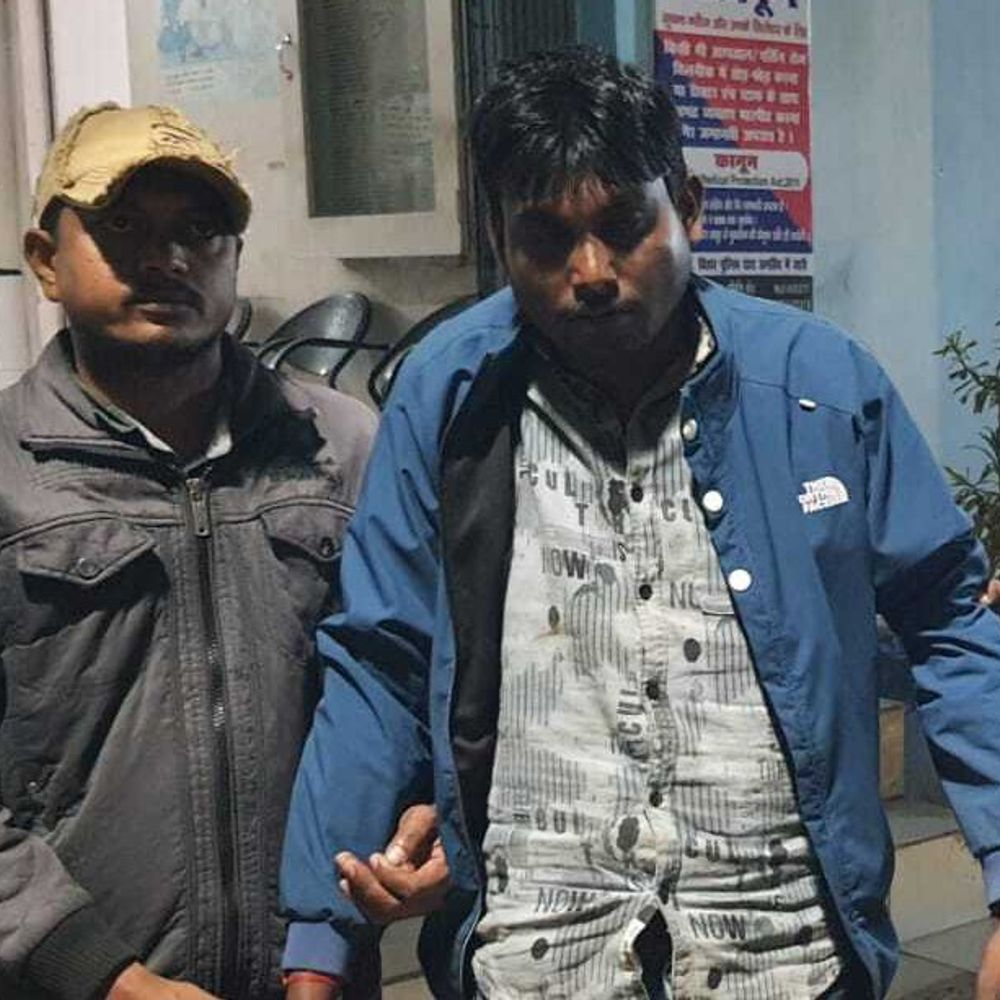 युवक ने बिजली पोल से उतरकर भाई पर चलाया चाकू:बांका में सुसाइड करने की दे रहा था धमकी, परिजन के समझाने पर उतरा था नीचे