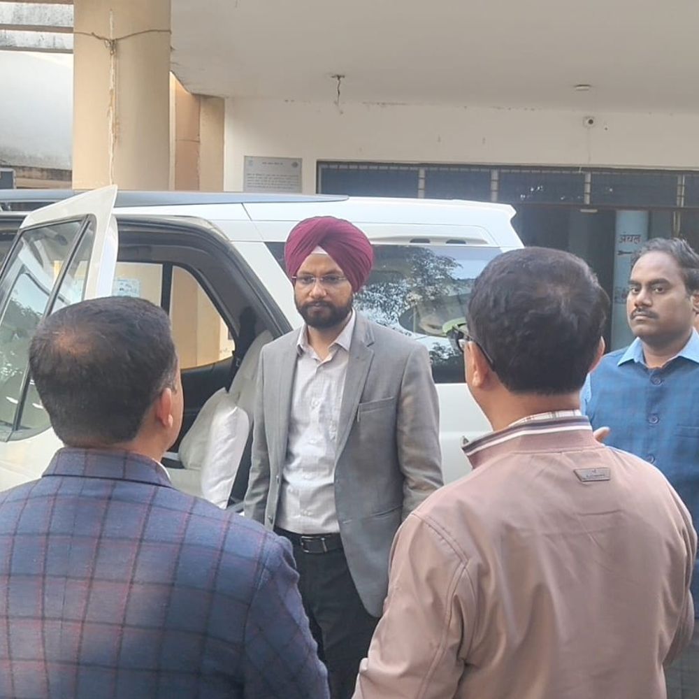 DM तरनजोत सिंह ने लौरिया कार्यालयों का सरप्राइज इंस्पेक्शन किया:पश्चिम चंपारण में प्रशासनिक व्यवस्था और जन सेवाओं की समीक्षा की