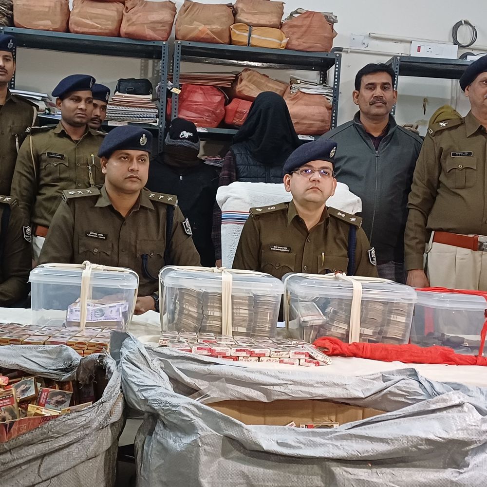 मुंगेर में नकली सिगरेट के बड़े रैकेट का पर्दाफाश:85.50 लाख नकद-हथियार बरामद, तीन गिरफ्तार; आईटीसी फैक्ट्री से जुड़ा है कनेक्शन