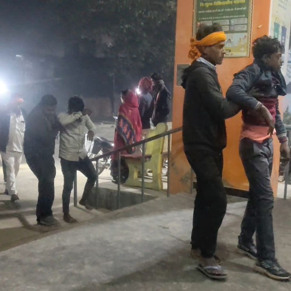 बेतिया में पिकअप की टक्कर से ऑटो पुल पर पलटा:लौरिया मेला जा रहे छह लोग घायल, दो की हालत गंभीर