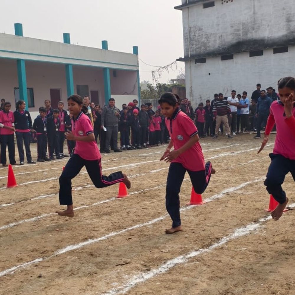 सकलडीहा में सत्यम चिल्ड्रेन एकेडमी में वार्षिक खेलकूद प्रतियोगिता:एसडीएम ने कहा- जीत-हार से महत्वपूर्ण है खेल भावना