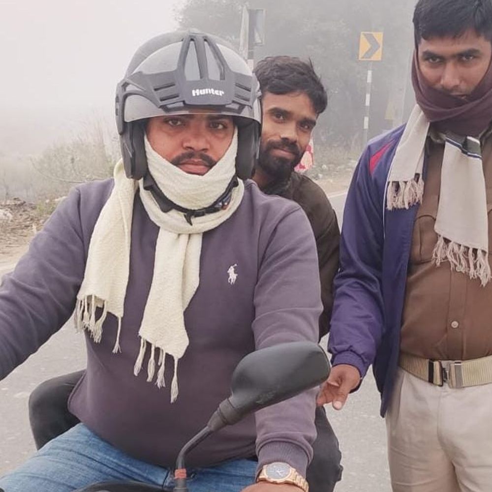 चैनपुर पुलिस ने वाहन चेकिंग अभियान चलाया:मुख्य सड़कों पर कागजात और डिक्की की जांच, ड्राइवर को ट्रैफिक रूल्स पालन की नसीहत दी