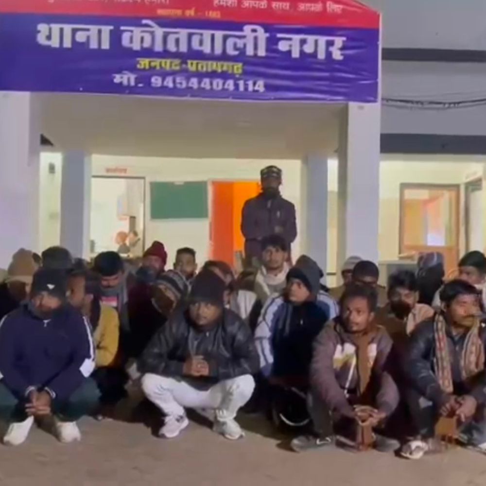 सार्वजनिक स्थानों पर शराब पीने वाले 29 लोग हिरासत में:प्रतापगढ़ पुलिस ने ‘मिशन कार-ओ-बार’ के तहत की कार्रवाई