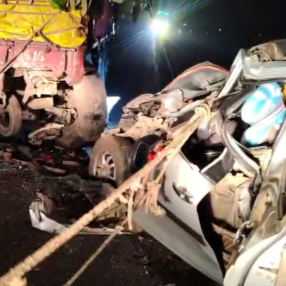 चकाई में सड़क हादसा, खड़े ट्रक से टकराई कार:दुमका निवासी युवक की मौत, दो गंभीर घायल; देर रात हुई घटना