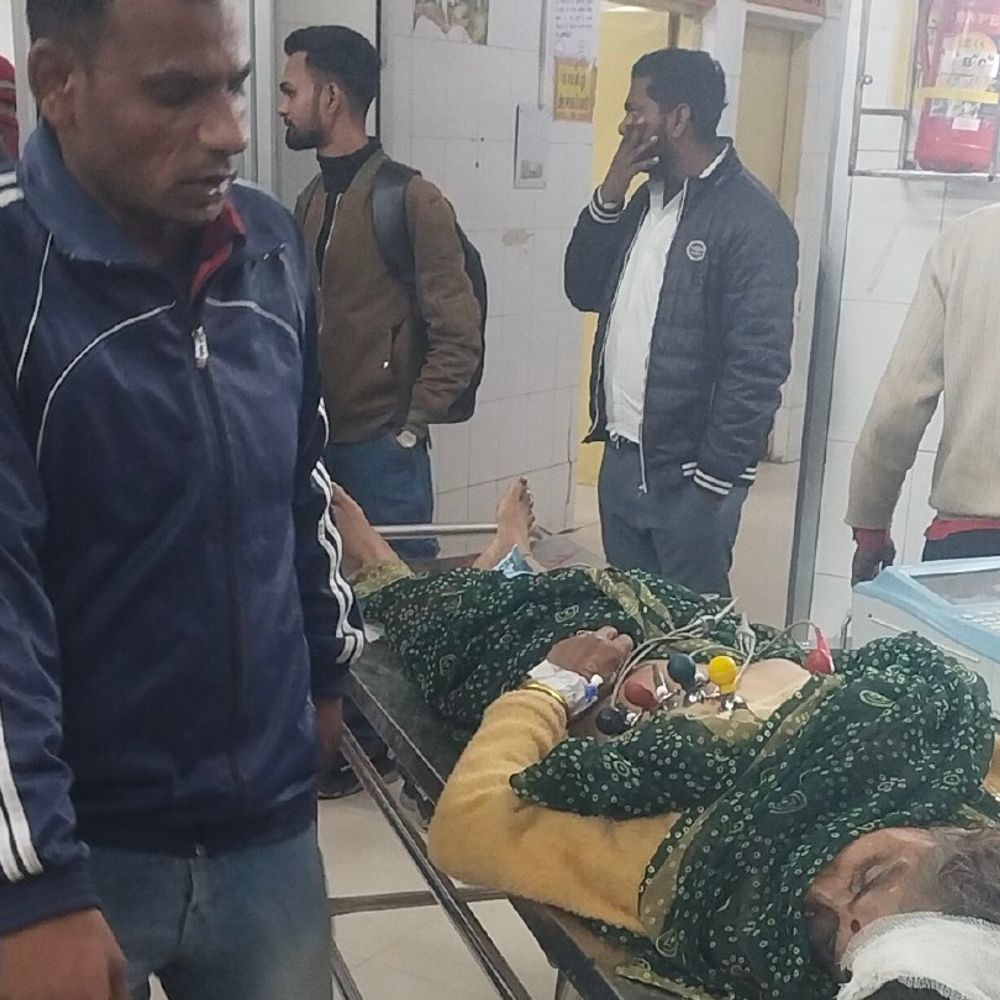 ललितपुर में हाईवे पर चलती बाइक से गिरी महिला:झांसी ले जाते समय मौत, घर जाते समय हुआ हादसा