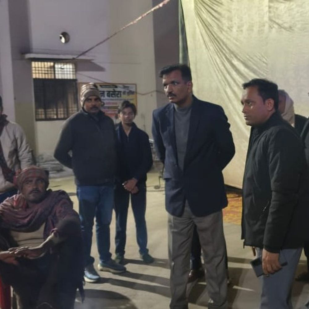 मऊ में डीएम ने रैन बसेरा का किया औचक निरीक्षण:नगर पालिका ने 3 रैन बसेरे, 45 अलाव लगाए; दिए आवश्यक निर्देश