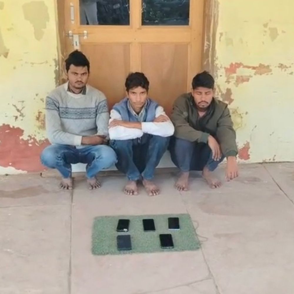 डीग पुलिस ने तीन साइबर ठगों को किया गिरफ्तार:सस्ते लैपटॉप और सेक्सटॉर्शन से ठगी करते थे, पांच मोबाइल बरामद