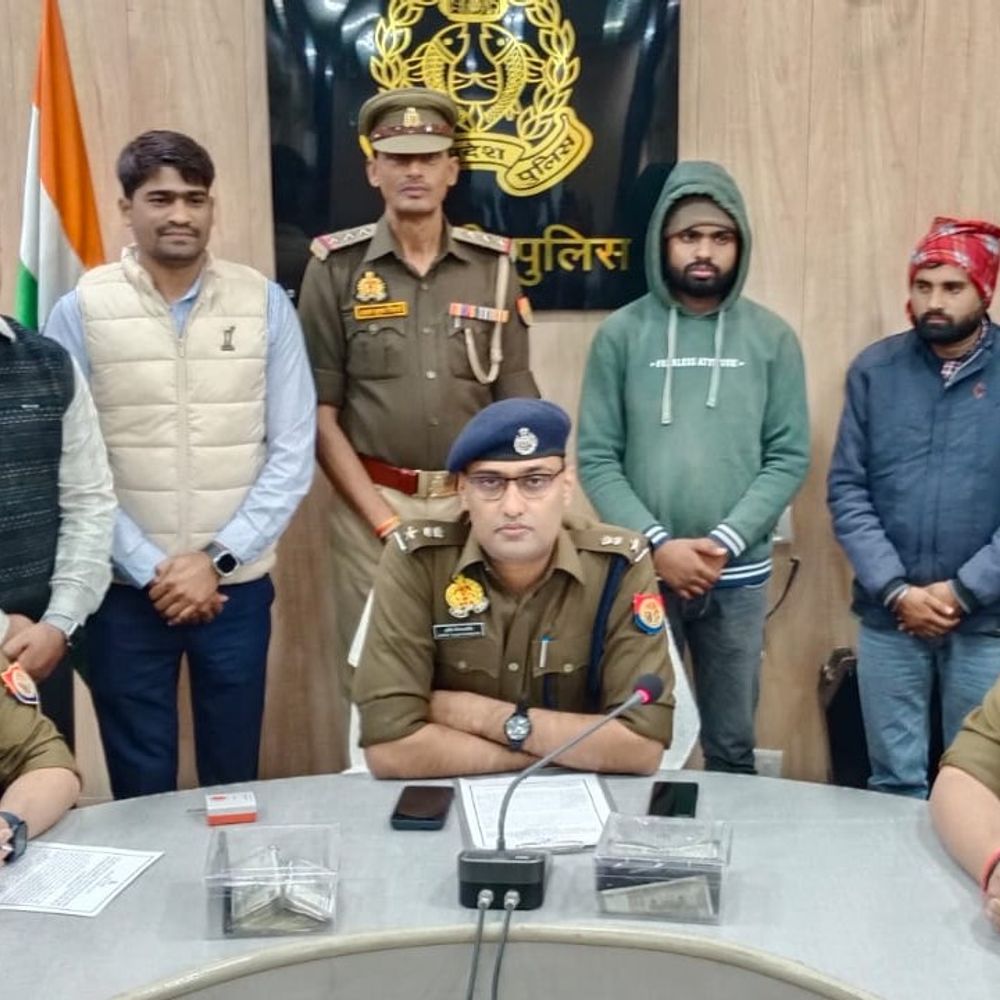 ब्लैकमेलिंग-ऑनलाइन फ्रॉड गिरोह के दो सदस्य गिरफ्तार:3.60 लाख रुपये नकद, मोबाइल फोन बरामद