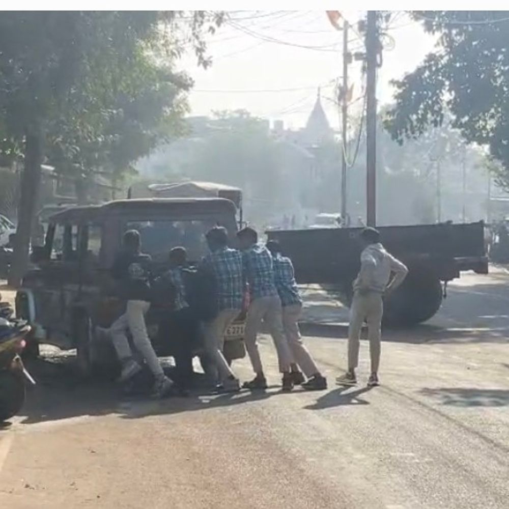 निवाड़ी में स्कूल वैन को बच्चों ने लगाया धक्का:पृथ्वीपुर में स्कूल जाते समय हुआ था खराब; ट्रैफिक प्रभारी बोले- कार्रवाई करेंगे