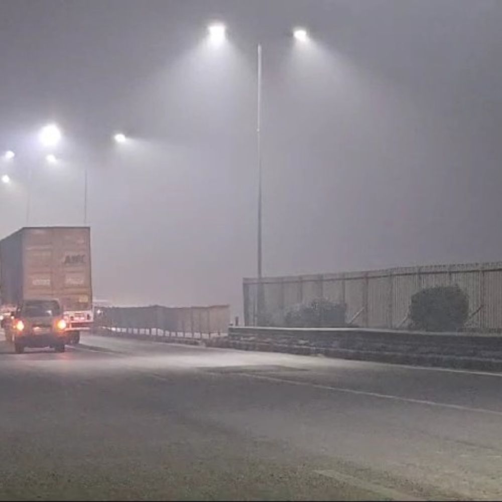 मथुरा में घना कोहरा , गलन बढ़ी:हाईवे, एक्सप्रेसवे पर वाहनों की धीमी हुई, हाड़ कंपाने वाली ठंड बढ़ी