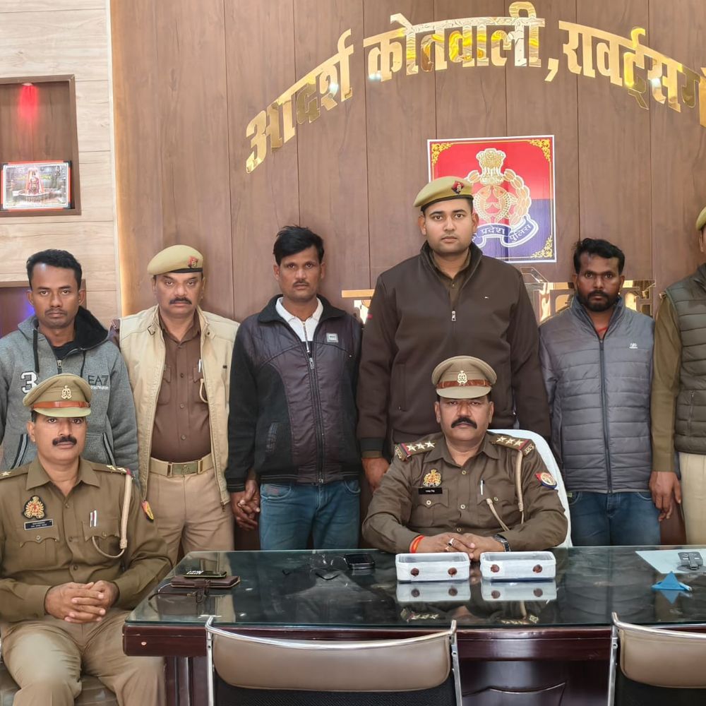 सोनभद्र ​​​​​​​में लूटकांड के 3 आरोपी गिरफ्तार:मोबाइल और नकदी बरामद, बदमाशों ने जबरन रोककर गाली-गलौज कर की थी लूट