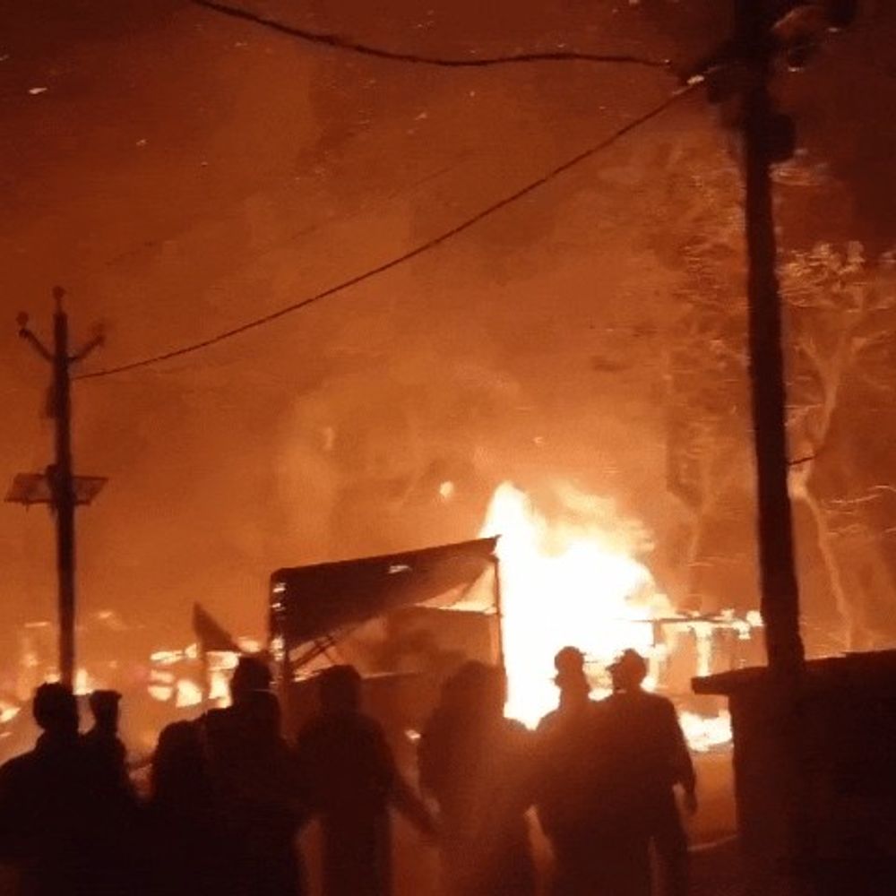 सुपौल में आग से 12 दुकान-घर जले:10 लाख से अधिक का नुकसान, CO बोले-आवासीय क्षति का आकलन कर दिया जाएगा मुआवजा