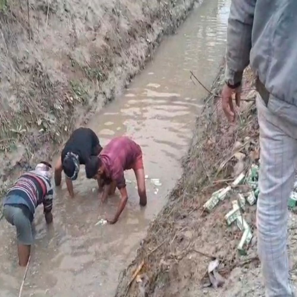 शाहजहांपुर में नहर में मिले शराब के सैकड़ों पाउच, VIDEO:19 दिसंबर को हुई भट्टी चोरी से कनेक्शन की आशंका, पुलिस जांच में जुटी
