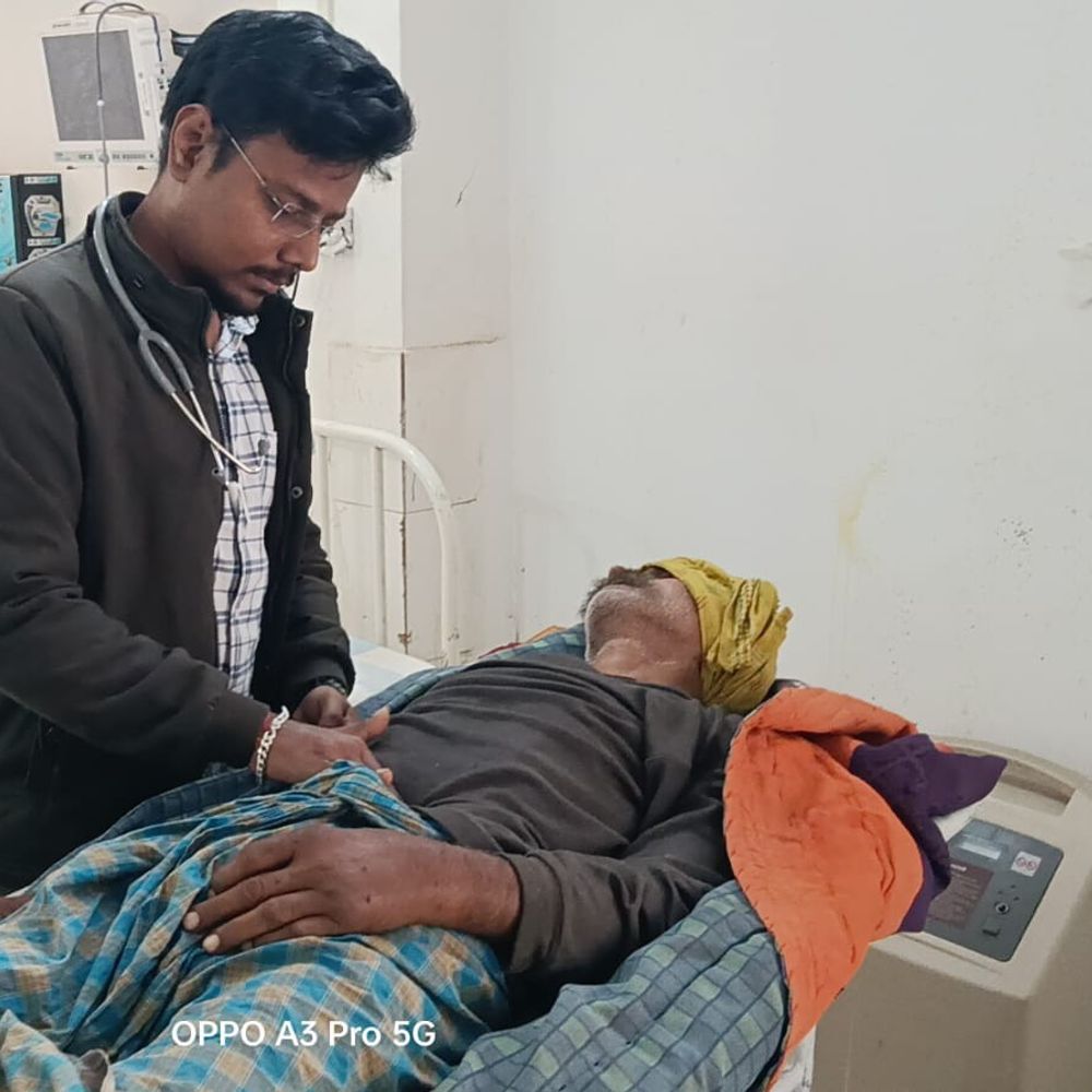 बांका में बेटे ने बूढ़े पिता को पीटा:बॉडी में 20 जगह फ्रैक्चर, तीन दिनों तक कैद रखने के बाद बेटी-दामाद ने बचाई जान