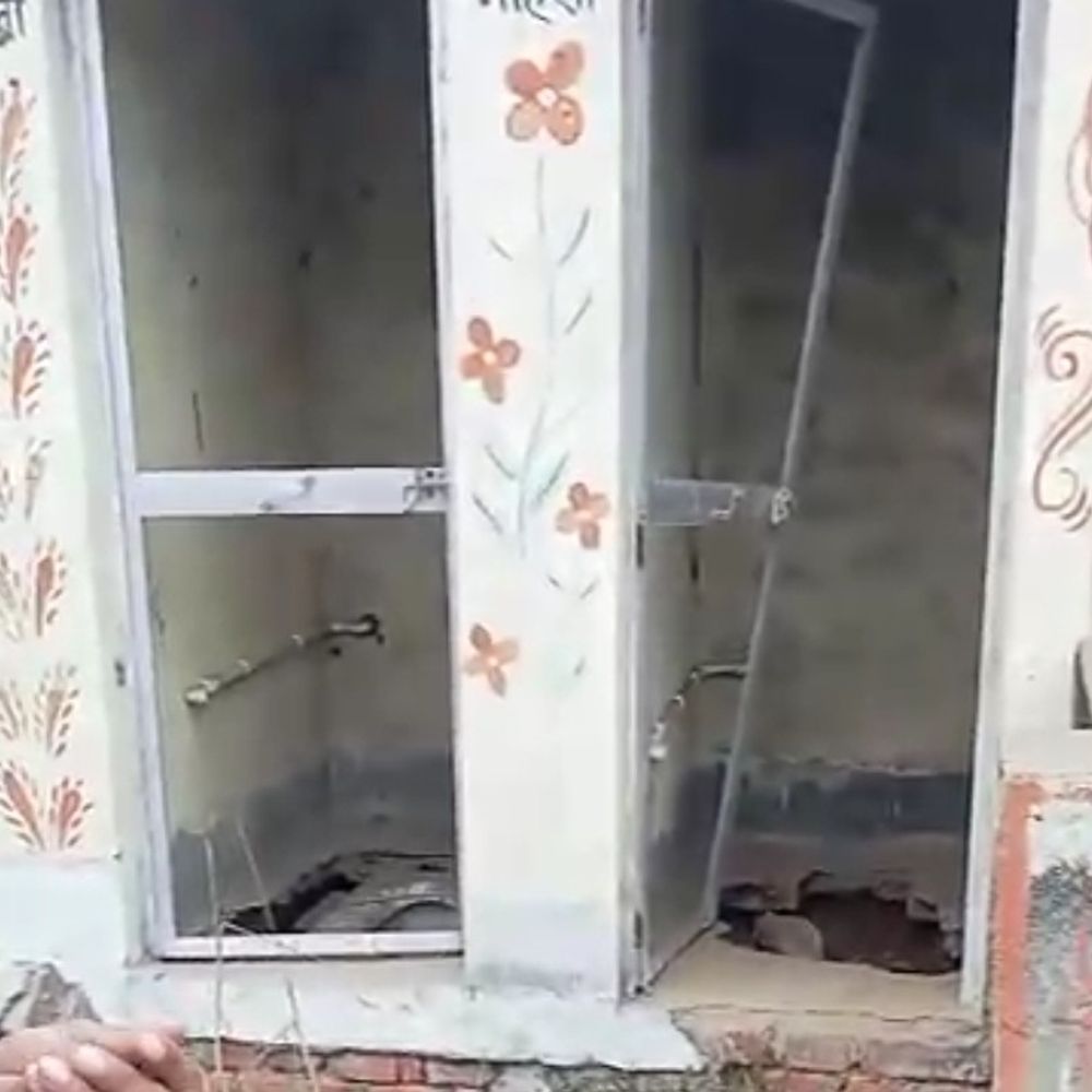 जहानाबाद में सामुदायिक शौचालय जर्जर:पानी और देखरेख न होने से ग्रामीण परेशान, खुले में शौच जाने को मजबूर