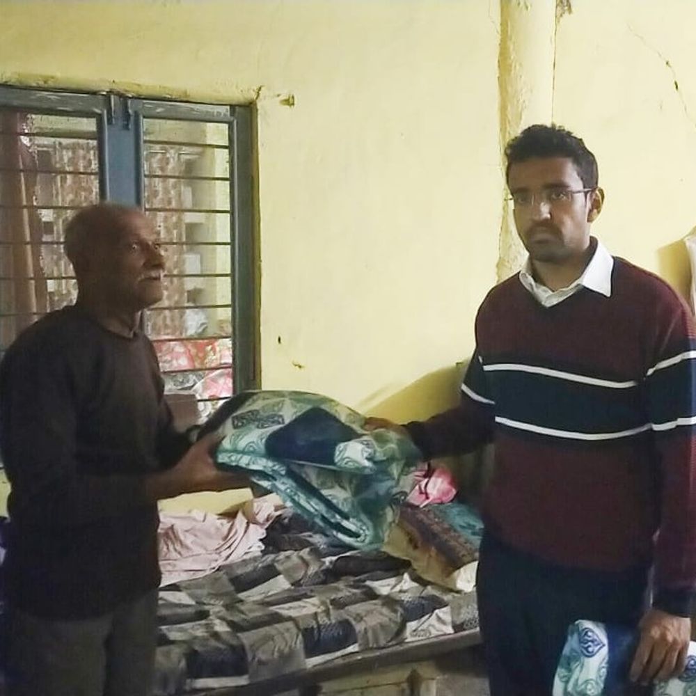 हरदा कलेक्टर ने शीतलहर में वृद्धाश्रम, अस्पताल का निरीक्षण किया:रात में व्यवस्थाएं जांची, बुजुर्गों-मरीजों को कंबल बांटे