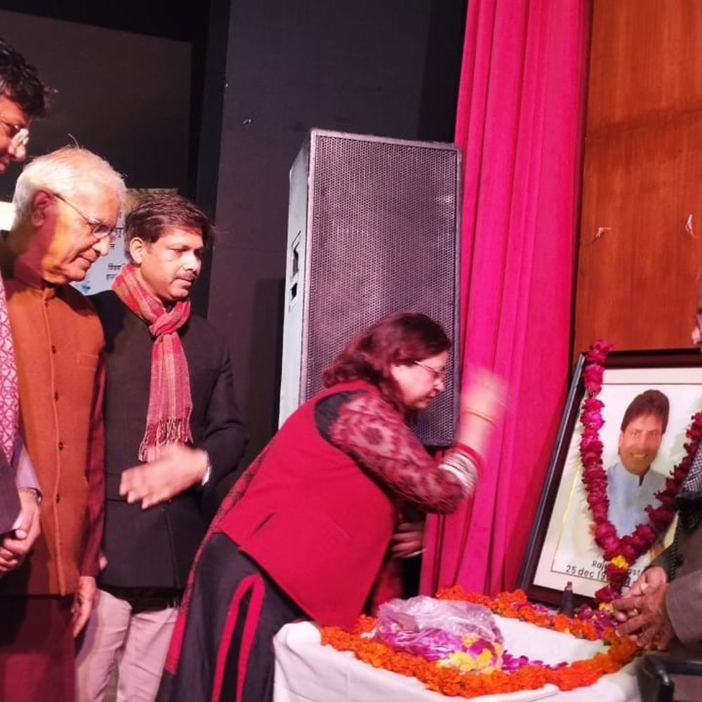 राजू श्रीवास्तव की स्मृति में सांस्कृतिक संध्या का आयोजन:अवधी विकास संस्थान ने लखनऊ में ‘एक शाम राजू श्रीवास्तव के नाम’ कार्यक्रम किया