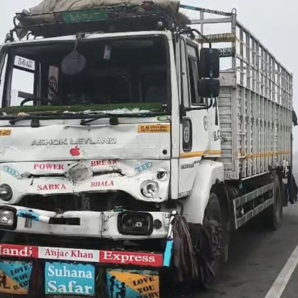 हापुड़ में कोहरे से दो सड़क हादसे:चार वाहन टकराए, तीन लोग घायल; पुलिस ने की कार्रवाई