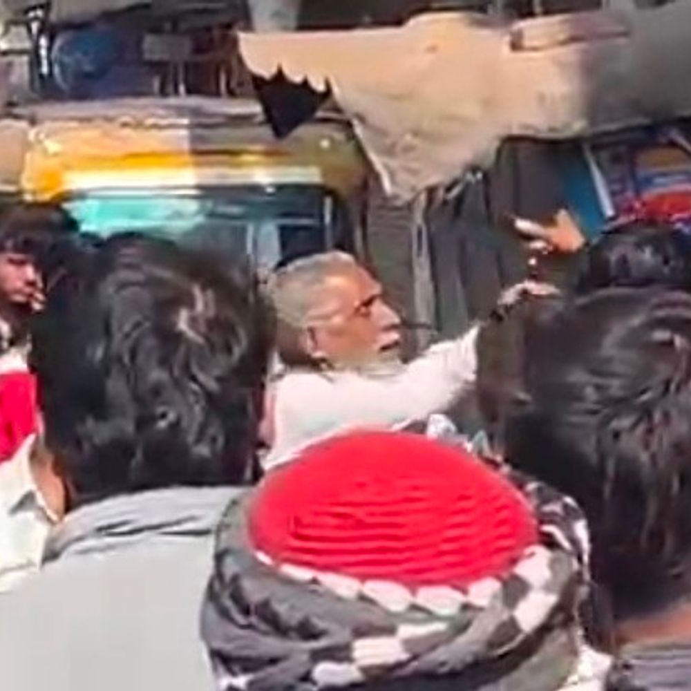 मुरार थाने से चंद कदमों दूर सड़क पर मारपीट:आधे घंटे तक लगा रहा जाम; युवक से बदसलूकी का वीडियो वायरल, पुलिस कार्रवाई नदारद