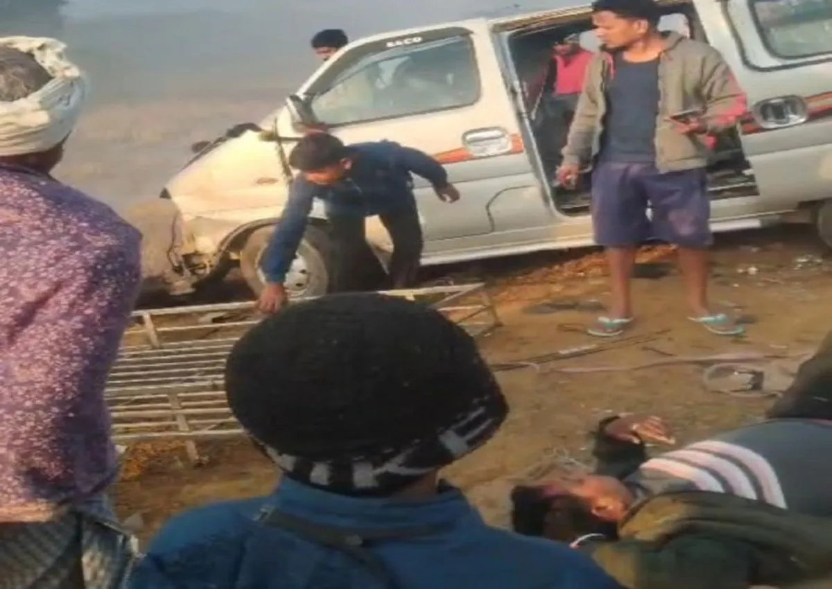 Road accident: रेत लोड टीपर वाहन ने वैन को मारी जबरदस्त टक्कर, ससुर-दामाद गंभीर, छाया था घना कोहरा