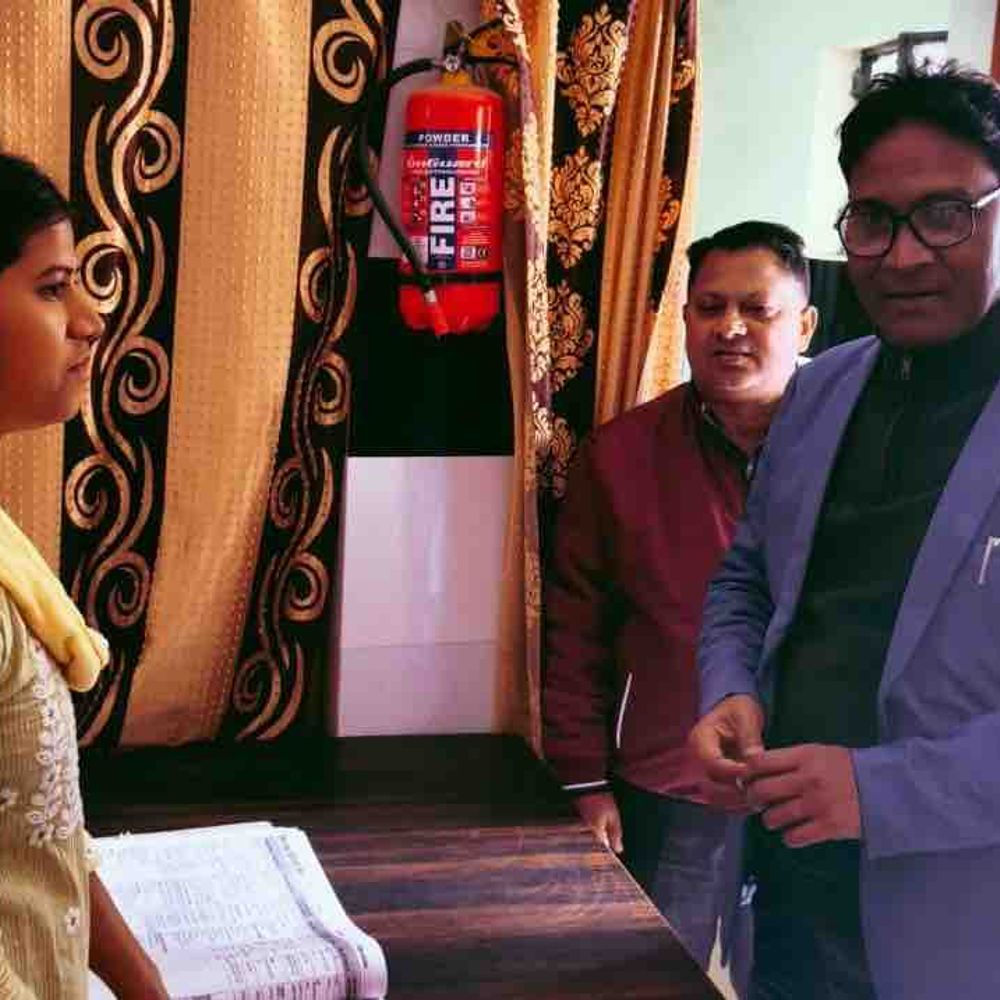 गोरखपुर में स्वास्थ्य मेलों का निरीक्षण:लाभार्थियों तक सेवाएं सुनिश्चित करने पर दिया जोर, एडी हेल्थ और CMO ने दिया निर्देश