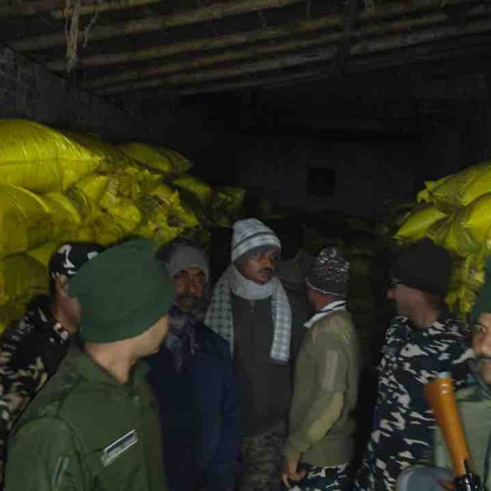 मोतिहारी में 1970 बोरी यूरिया खाद जब्त:यूरिया खाद की वैधता की हो रही जांच, कालाबाजारी में शामिल लोगों पर कार्रवाई