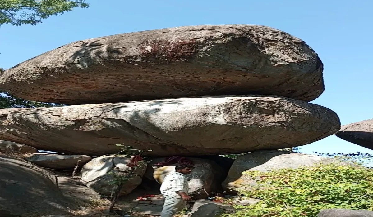 वनग्राम कोल्हूढाना की बैलेंसिंग रॉक देख हर कोई रह जाता है दंग