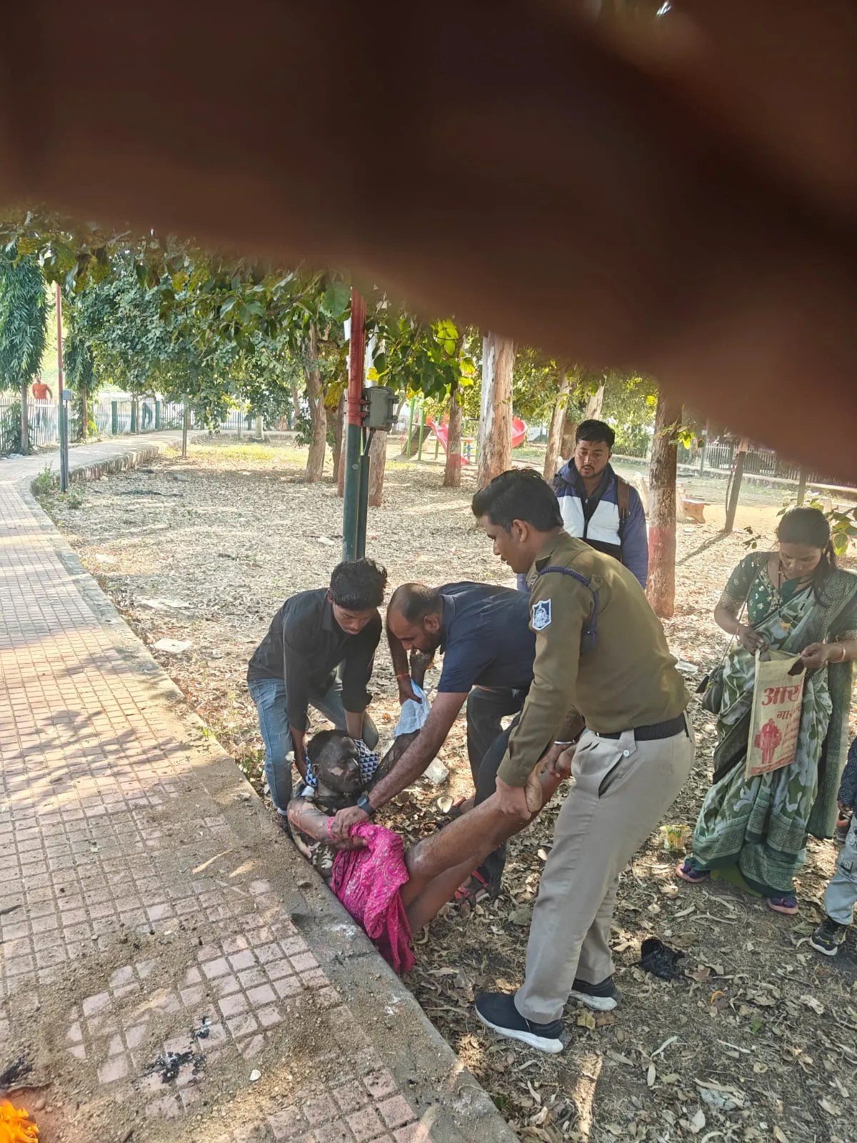 प्रेमिका के सामने युवक ने खुद पर पेट्रोल डालकर लगाई आग