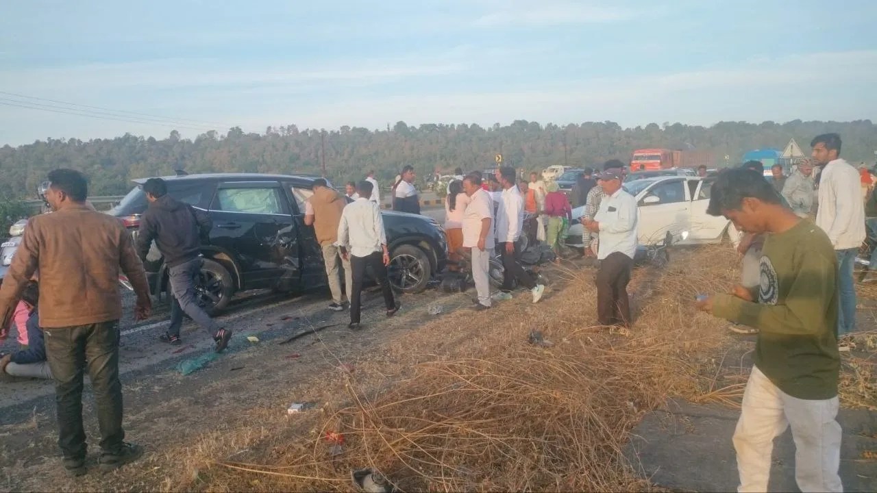 फोरलेन पर गिट्टी बनी हादसों की वजह, एक अनियंत्रित होकर पलटी तो दो कारें आपस में भिड़ीं