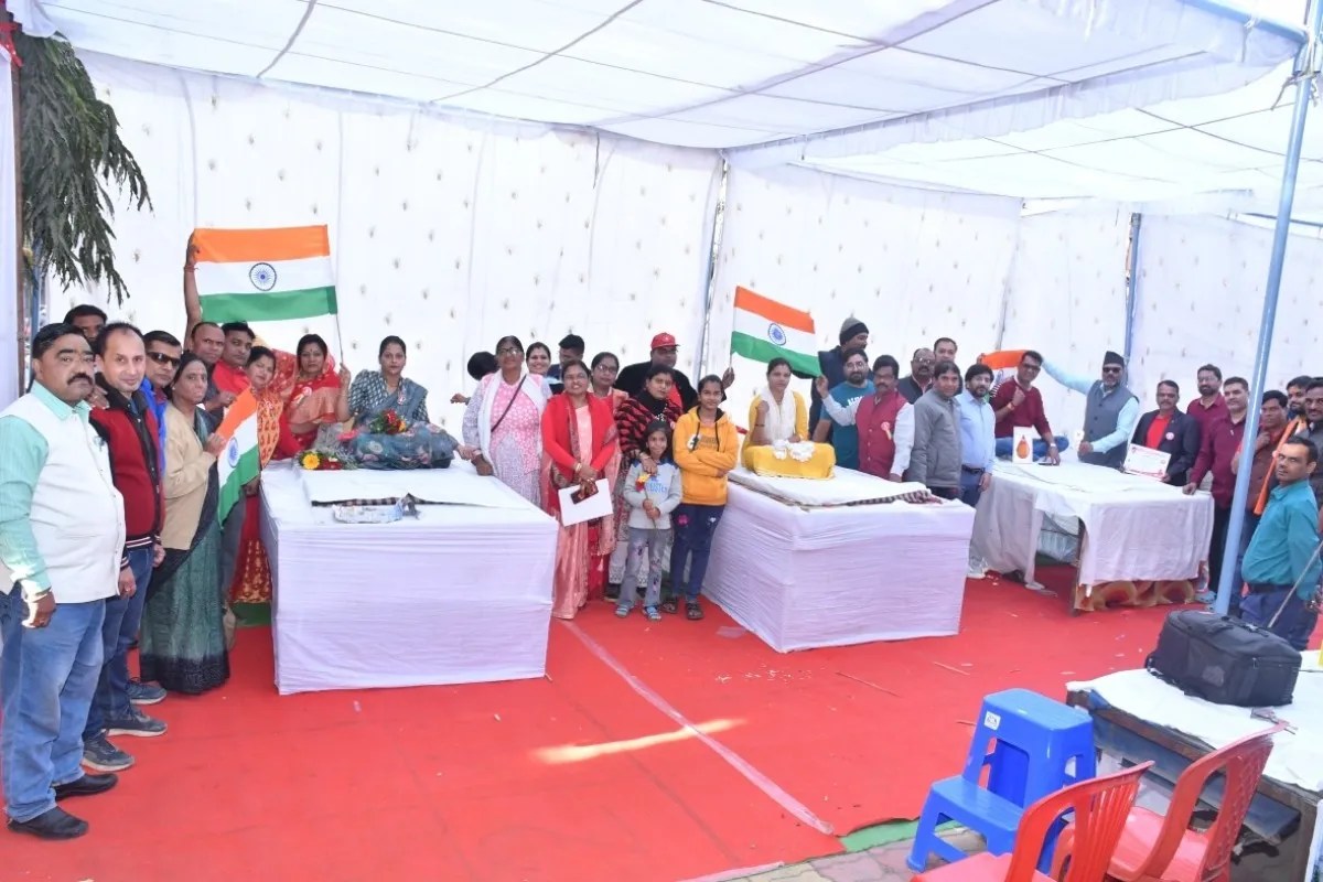 एक हाथ में तिरंगा, दूसरे हाथ से 108 ने किया रक्तदान