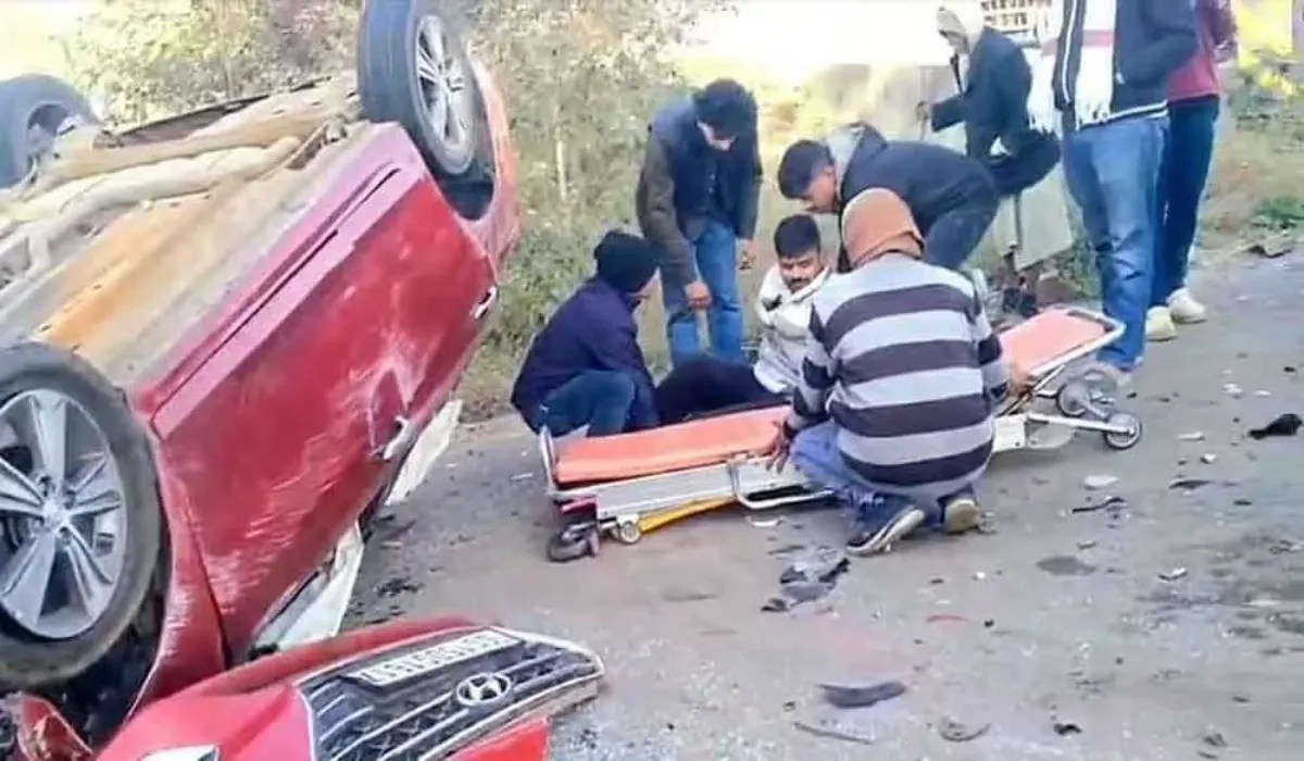 फोरलेन पर कार अनियंत्रित होकर पलटी तीन गंभीर घायल