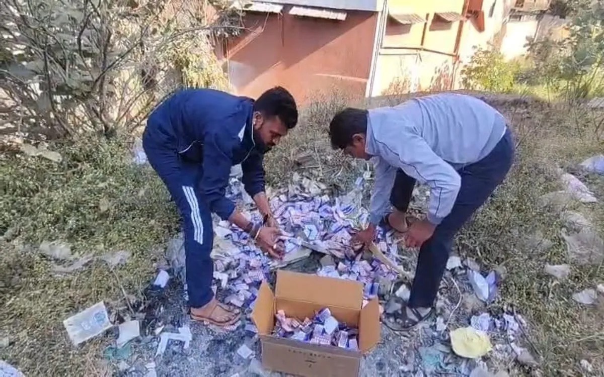 हाथी नाले में एक्सपायरी दवाओं का जखीरा, स्वास्थ्य और पर्यावरण से खुला खिलवाड़