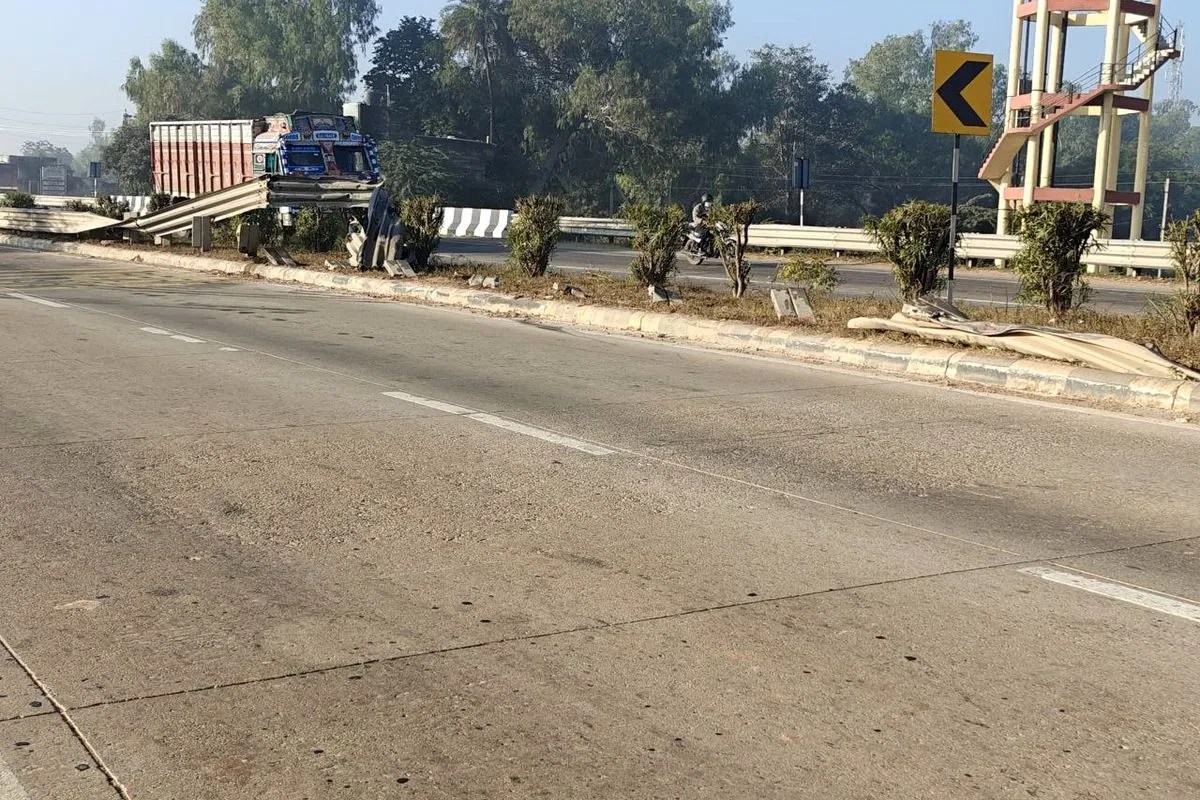 टूटे हुए रोड क्रैश बैरियर की नहीं ले रहे हैं सुध