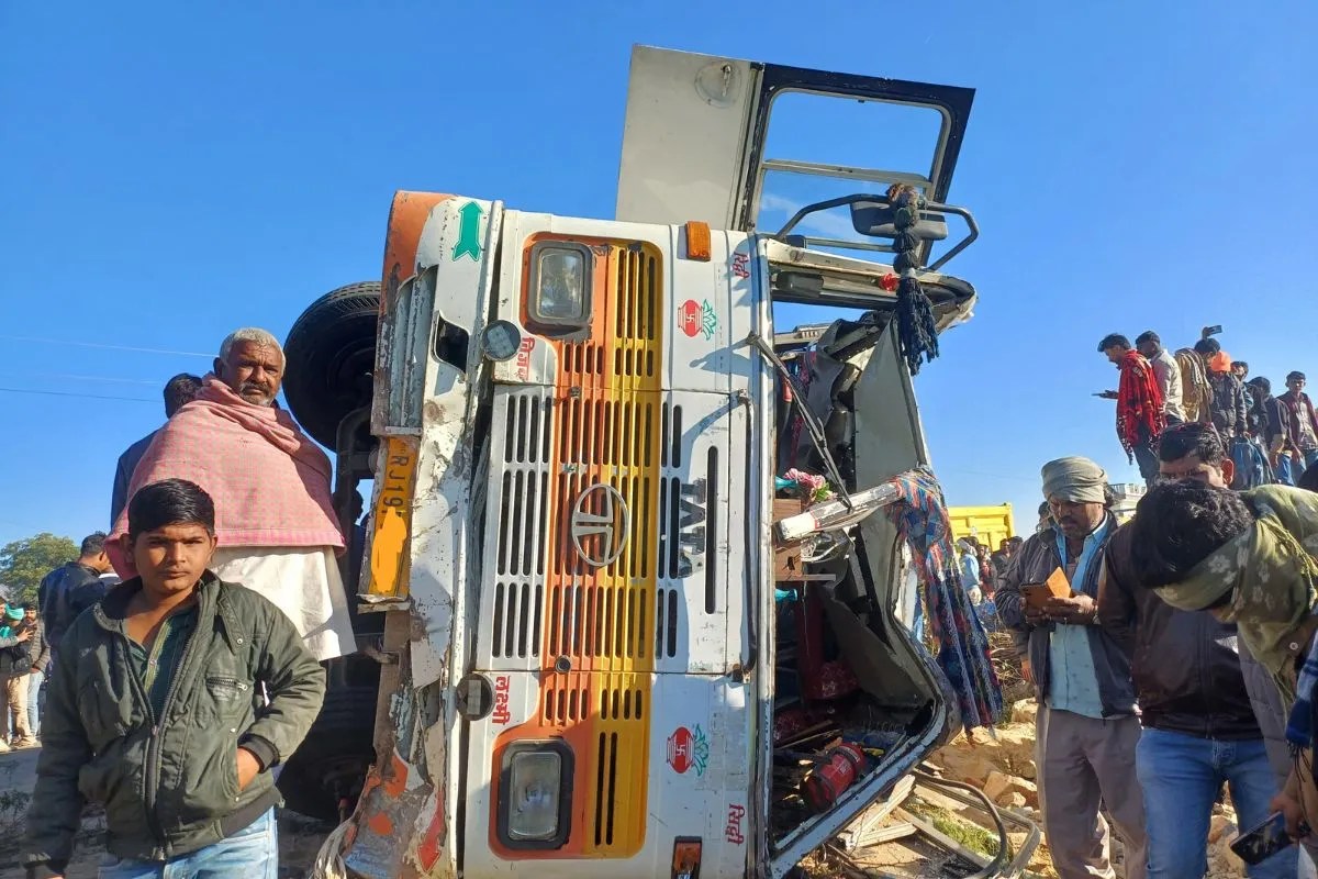 पुष्कर के समीप अनियंत्रित निजी बस खेत में पलटी, मची चीख-पुकार, 21 सवारियां चोटिल