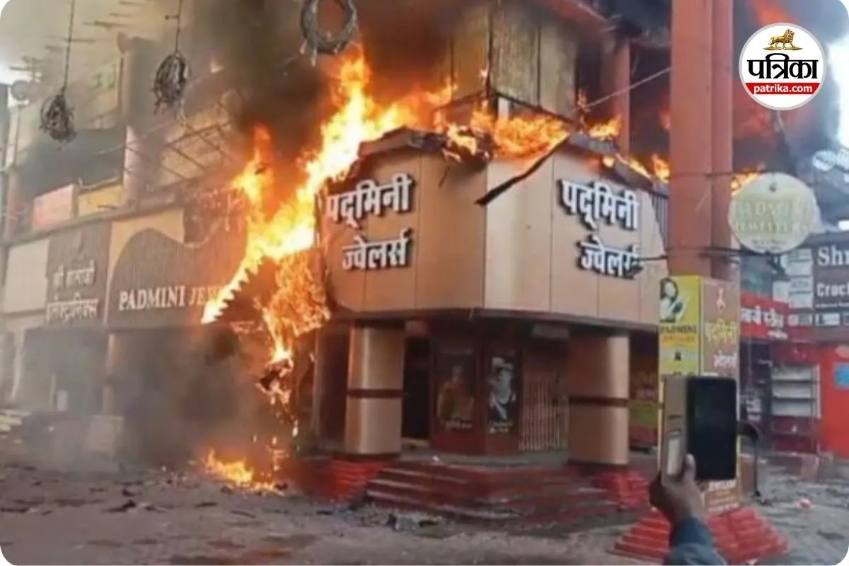 एस एस प्लाजा में भीषण आग, पद्मिनी ज्वेलर्स सहित कई दुकानें चपेट में, देखें Video