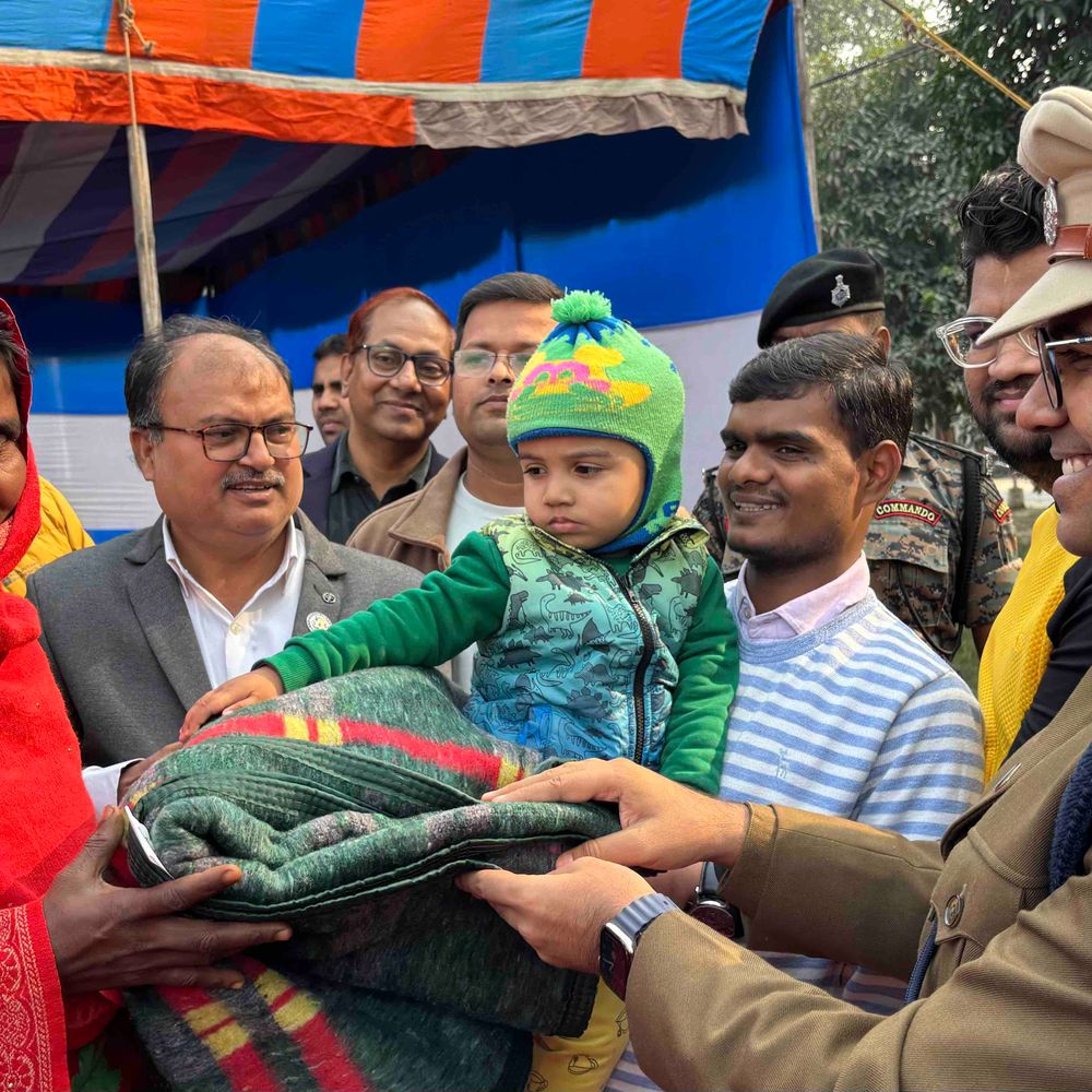लायंस क्लब ने पुलिस लाइन में बांटे कंबल:मोतिहारी एसपी ने कड़ाके की ठंड में जरूरतमंदों को राहत दिलाई