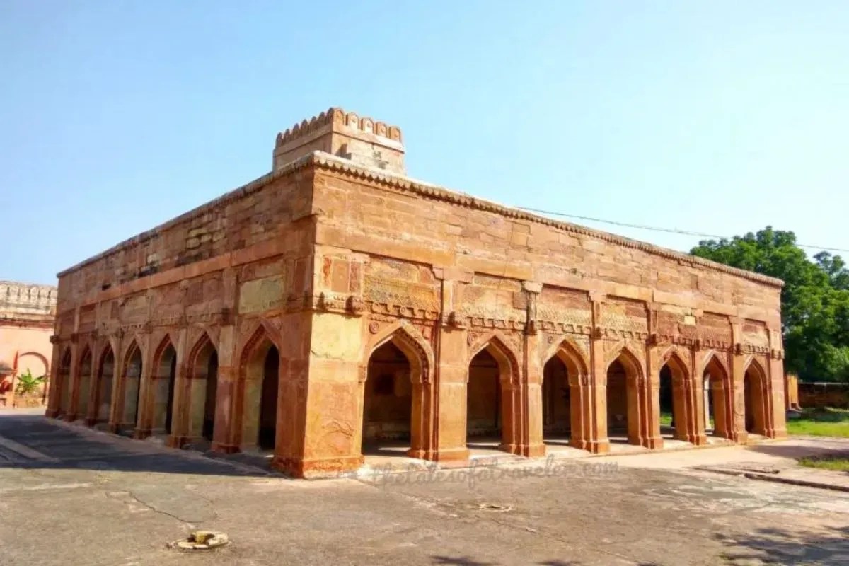 हर दीवार के पीछे राज! UP के ये रहस्यमयी किले, जिनका सच बहुत कम लोग जानते हैं