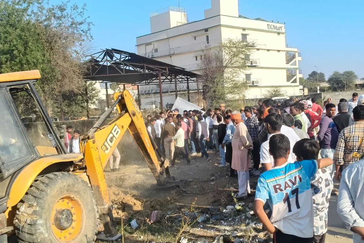 Jaipur: पार्क में शव दफनाने पर विवाद, जयपुर में 3 घंटे उग्र प्रदर्शन, बुलाना पड़ा 4 थानों का पुलिस जाप्ता