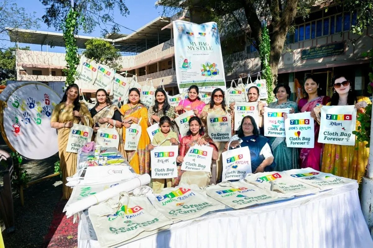 पहल: जीतो लेडीज विंग ने हाथों से पैटिंग कर बांटी कपड़े की थैलिया