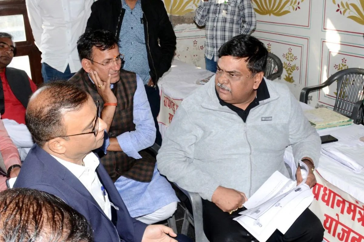 प्रभारी मंत्री ने सीकर कलक्टर को सुनाई जमकर खरी-खोटी, बोले- ‘इन चोरों को क्यों दे रहे हो संरक्षण’