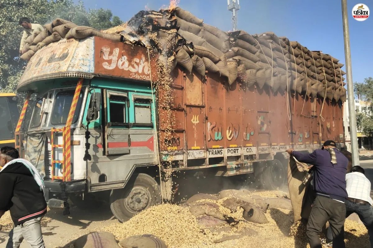 Bikaner Fire: मूंगफली लदे ट्रक में अचानक आग लगने से मची अफरा-तफरी, सड़क पर गिरती रहीं जलती हुई बोरियां
