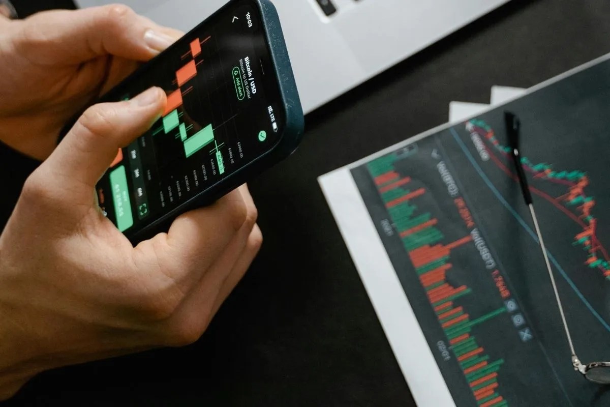 Share Market: हल्की गिरावट के साथ बंद हुआ बाजार, निफ्टी-सेंसेक्स फिसले