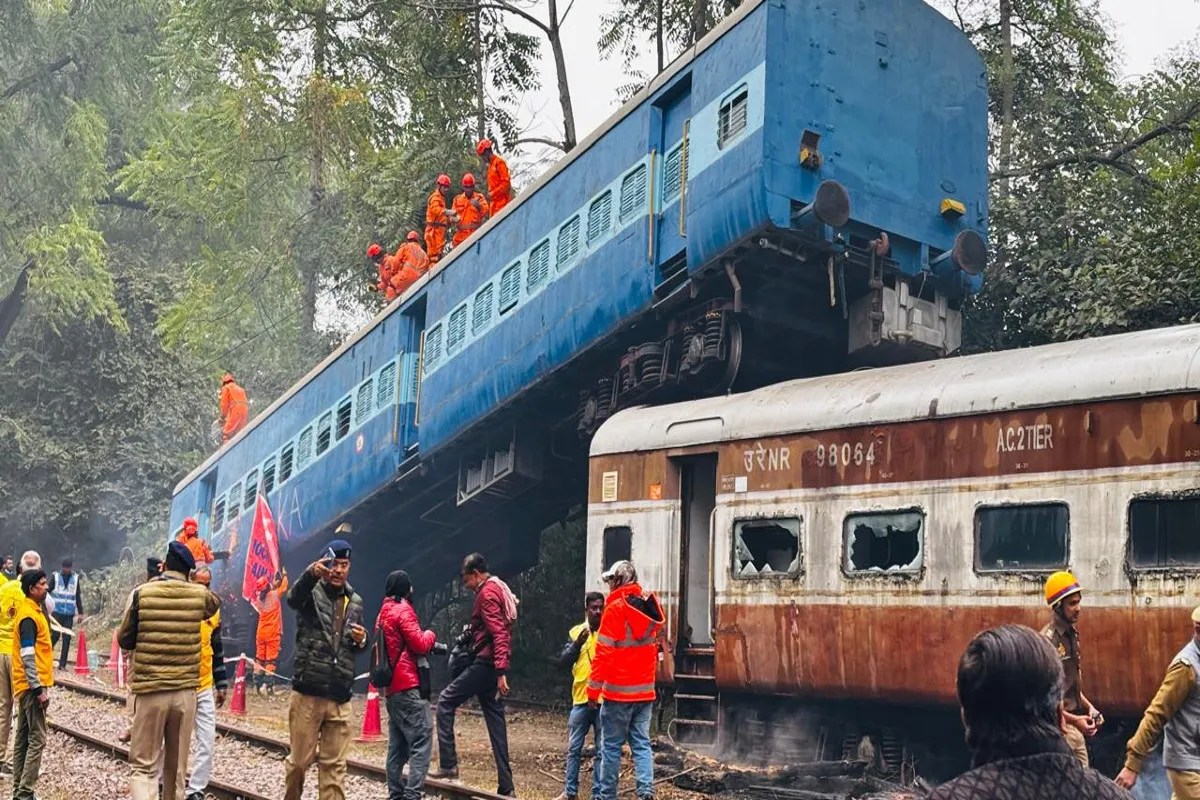 Railway Alert : चंडीगढ़–वाराणसी स्पेशल ट्रेन हादसा, तीन कोच क्षतिग्रस्त, दौड़े आला अधिकारी