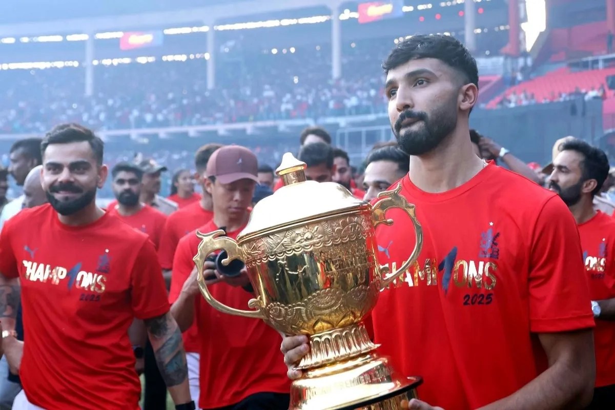 RCB full Squad For IPL 2026: रॉयल चैलेंजर्स बेंगलुरु ने 8 खिलाड़ियों पर लगाया दांव, वेंकटेश अय्यर को 7 करोड़ में खरीदा