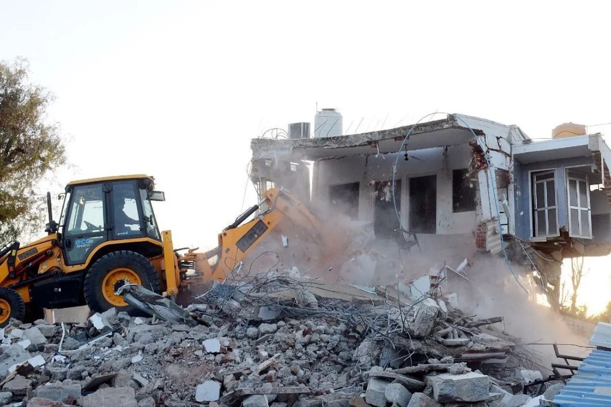 Rajasthan : गैंगवार के बाद सीकर पुलिस का एक्शन, मुख्य साजिशकर्ता के अवैध ऑफिस पर चला बुलडोजर