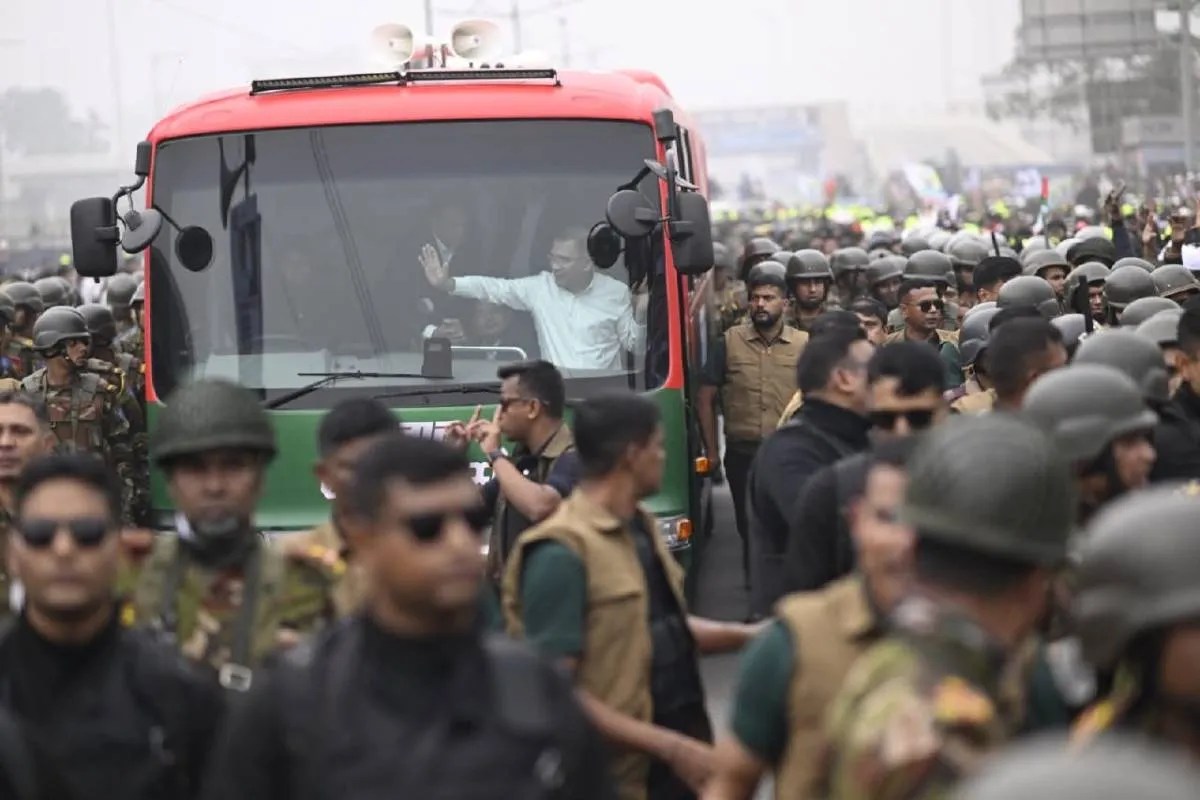 बांग्लादेश के धुरंधर ‘रहमान’ की डॉन की तरह ‘बुलेटप्रूफ’ एंट्री, बिल्ली भी साथ आई, रैली में उमड़े लाखों लोग