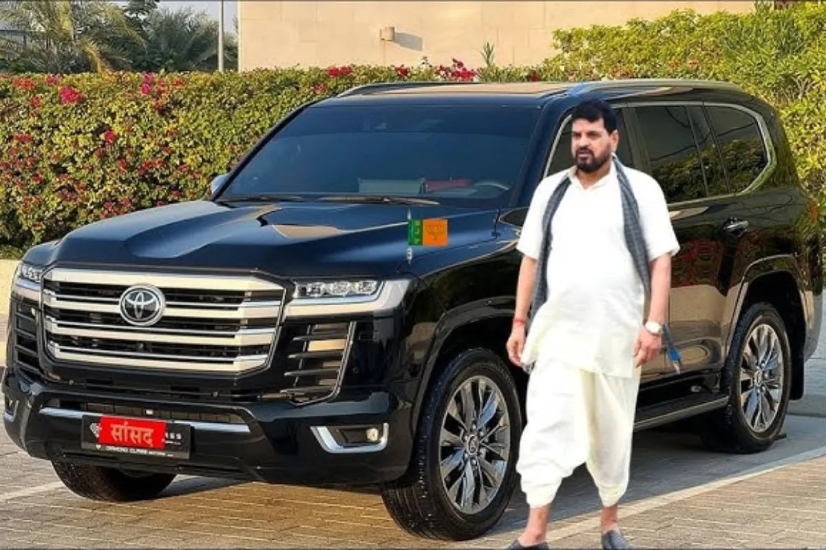 रुतबा हो तो ऐसा! यूपी के बाहुबली और उनकी लग्जरी कारें, राजा भैया से लेकर बृजभूषण सिंह तक…