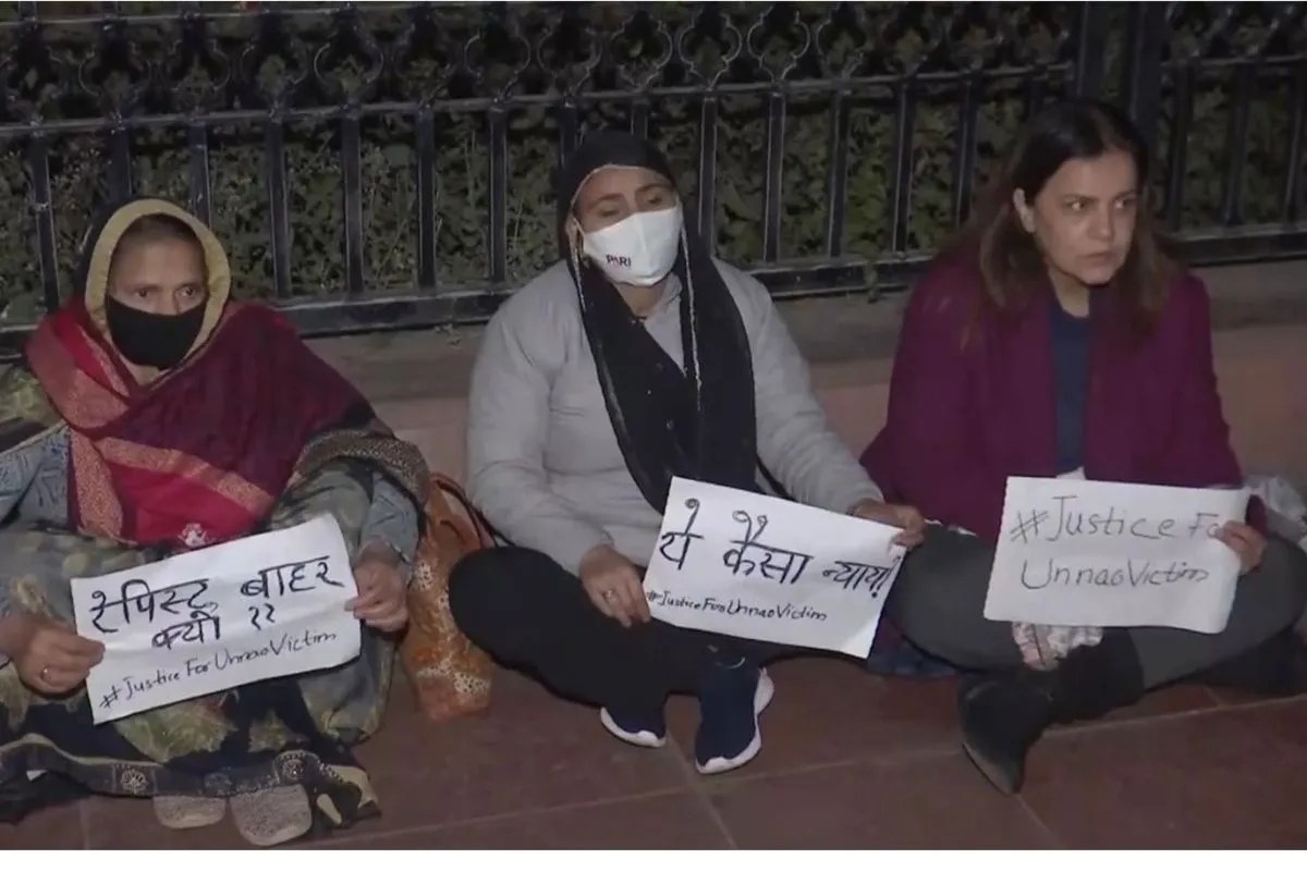 Unnao Rape Case: दिल्ली में इंडिया गेट के पास पीड़िता मां के साथ धरने पर बैठी, पुलिस ने हटाया