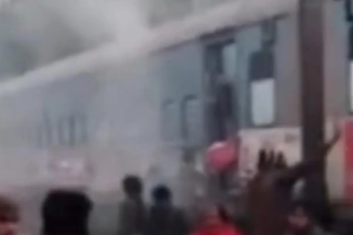 यूपी में बड़ा रेल हादसा टला…गोरखपुर-वाराणसी इंटरसिटी एक्सप्रेस से निकला धुंआ, यात्रियों में मचा हड़कंप